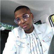 Profesor de office imparte clases a niños y adultos de todas las edades